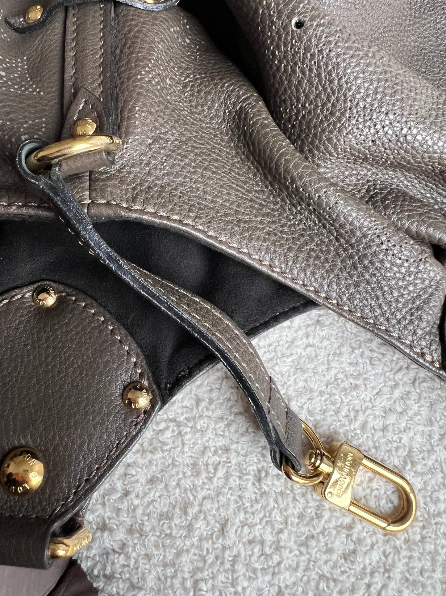 Louis Vuitton Gris Pearl Monogram Mahina Leather L Bag