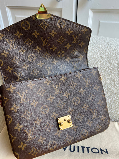 Louis Vuitton Pochette Metis Monogram (RRP £2,060)