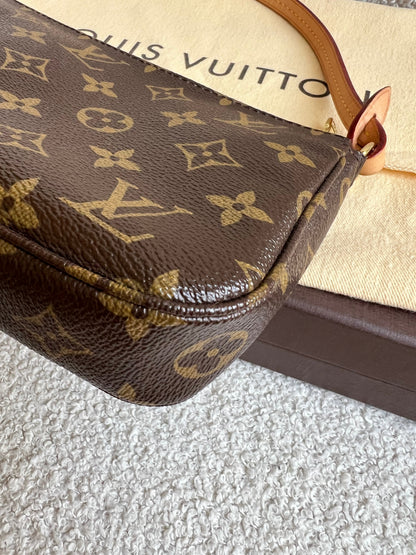 Louis Vuitton Pochette Accessoires Grenade Monogram V