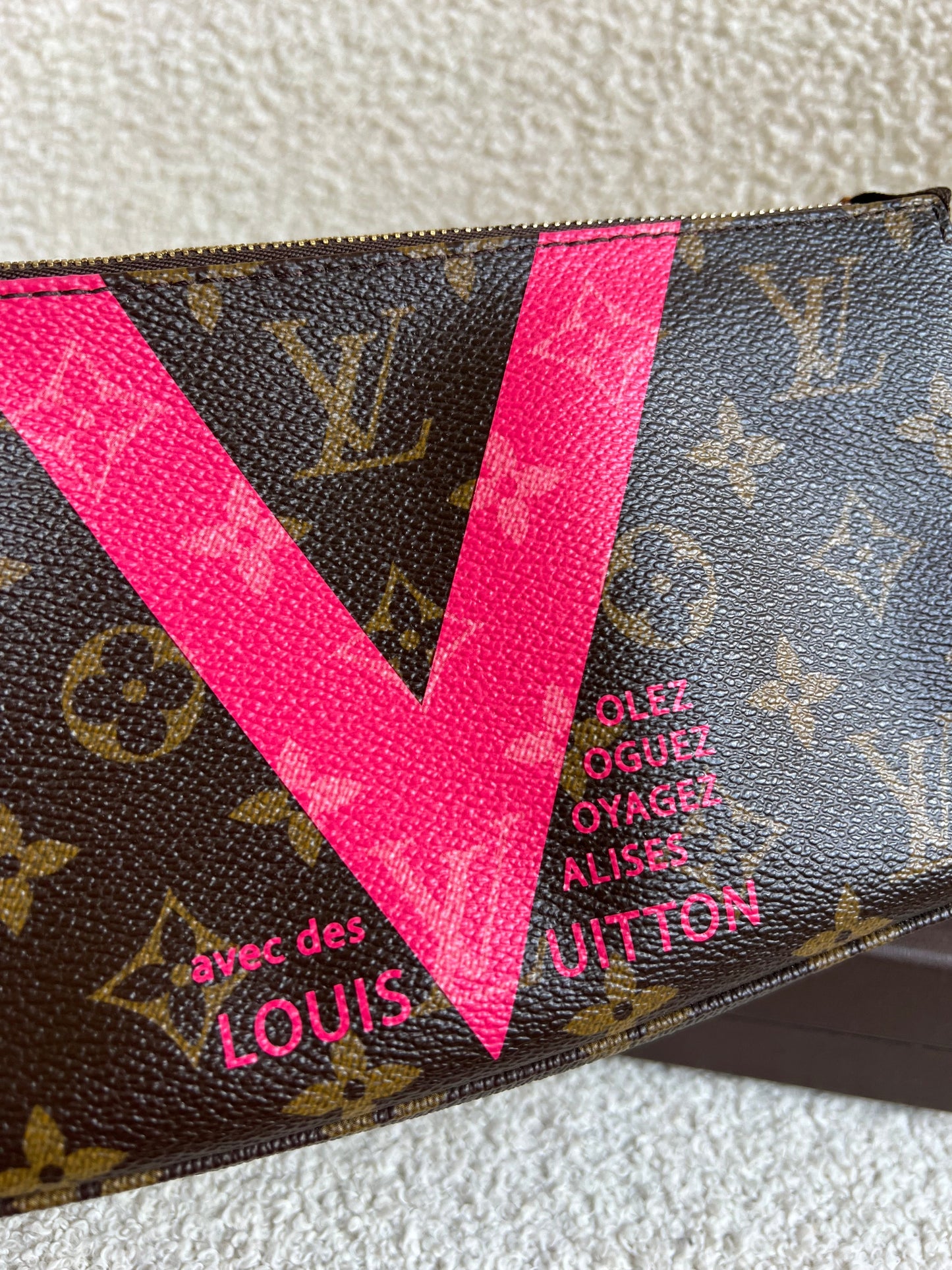 Louis Vuitton Pochette Accessoires Grenade Monogram V