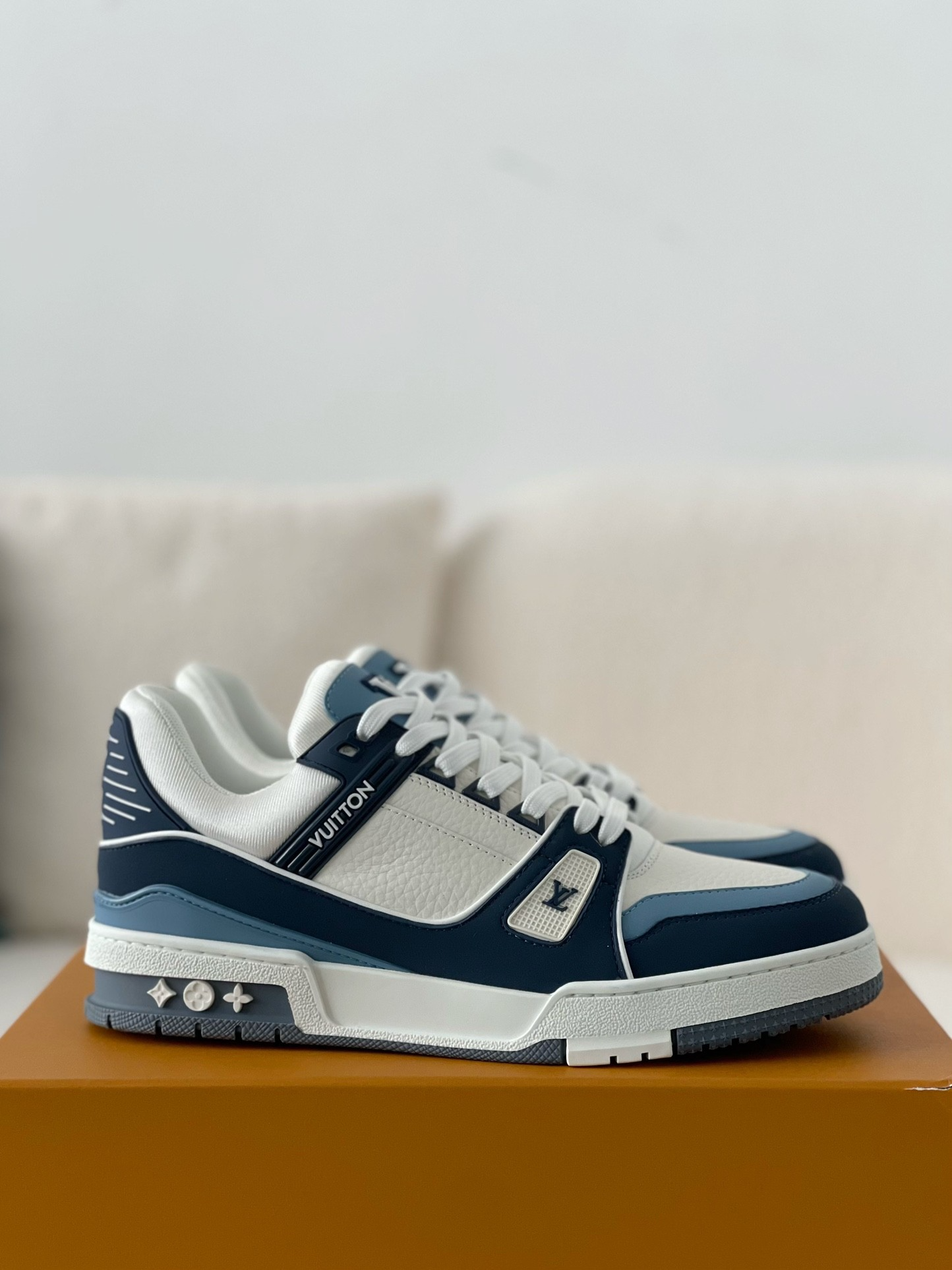 LV Trainer 'White Blue'