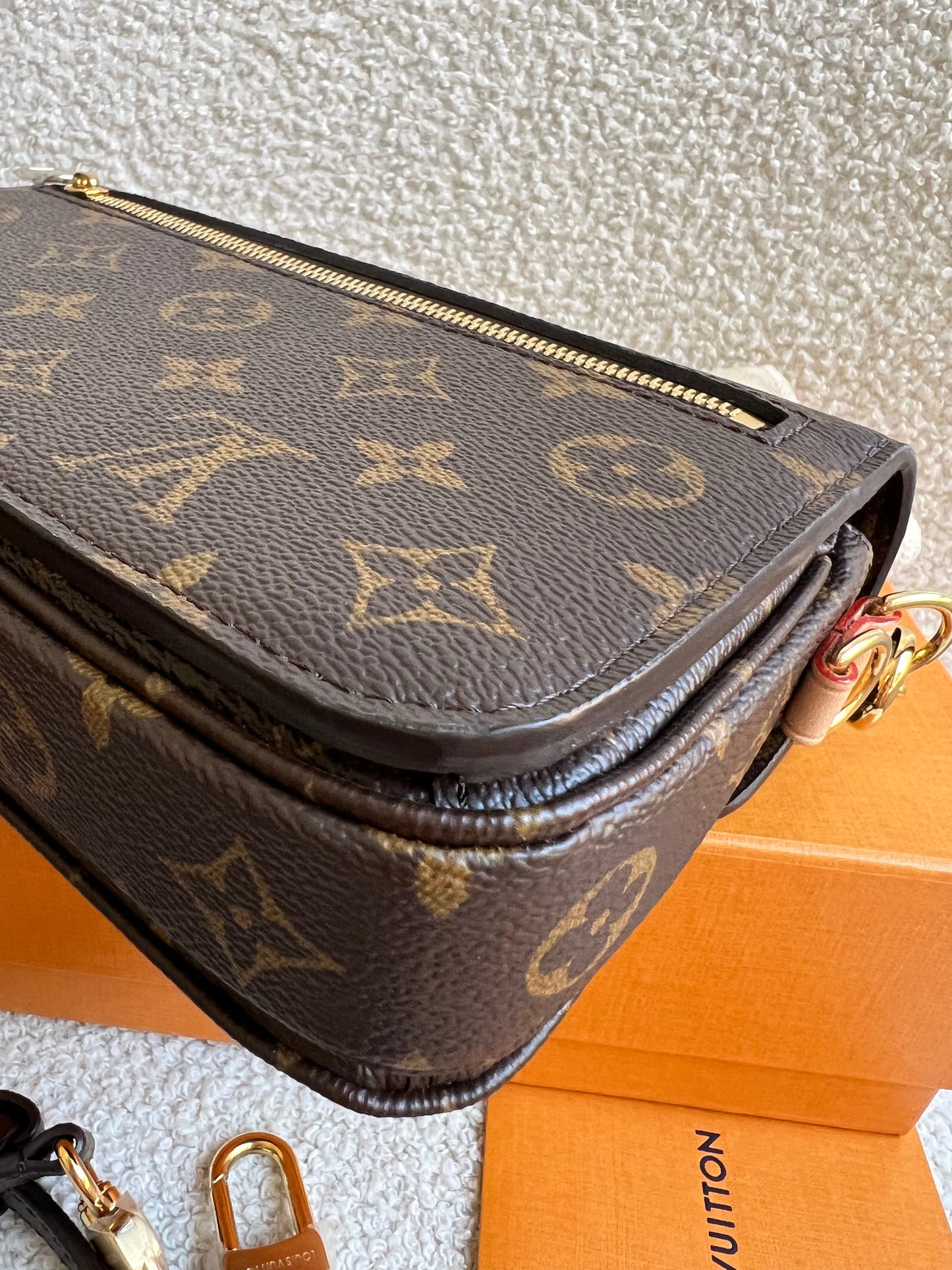 Louis Vuitton Pochette Metis East West Monogram (RRP £2,270)