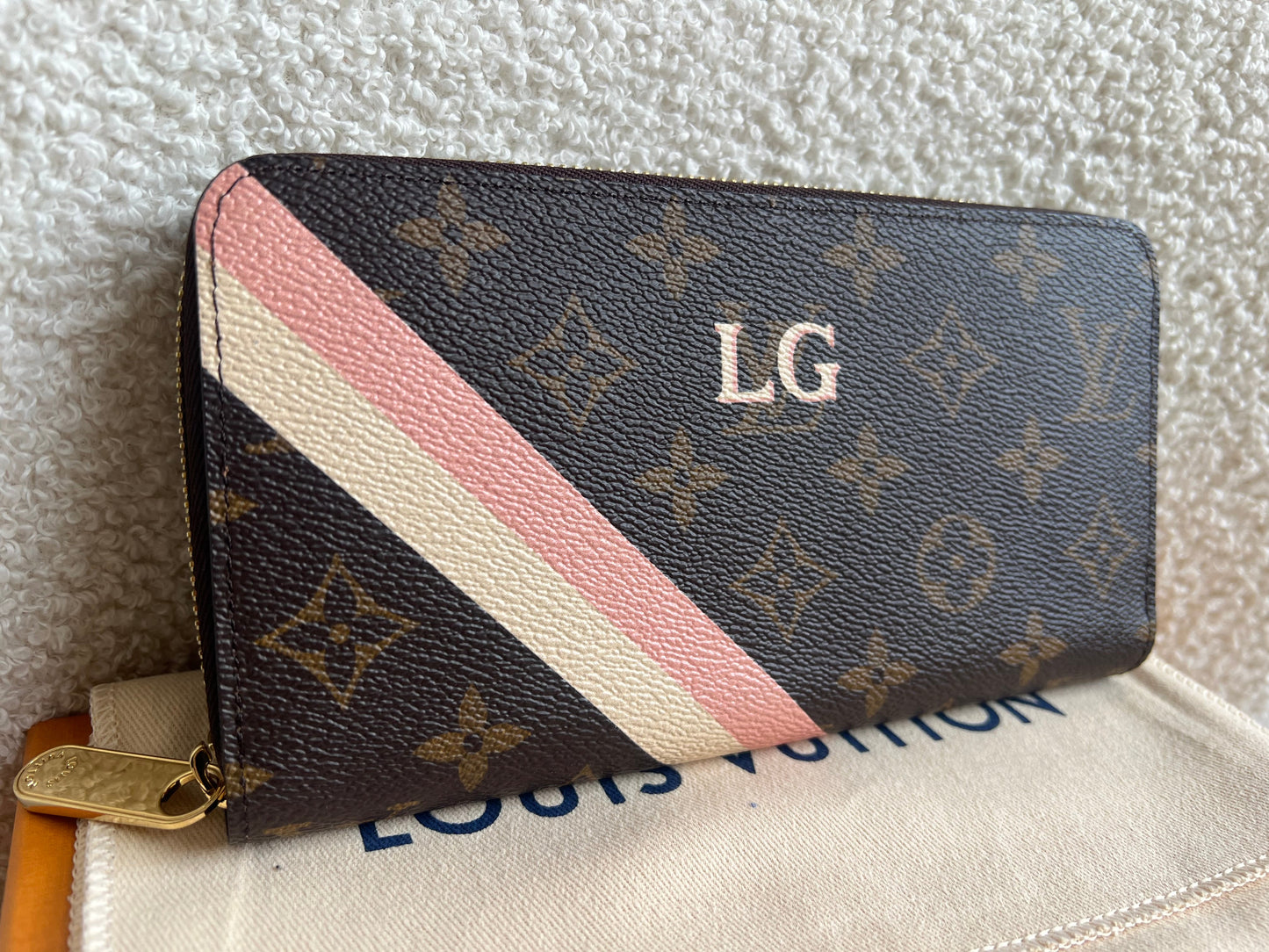 Louis Vuitton Personalised “LG” Zippy Wallet in Monogram (RRP £590)