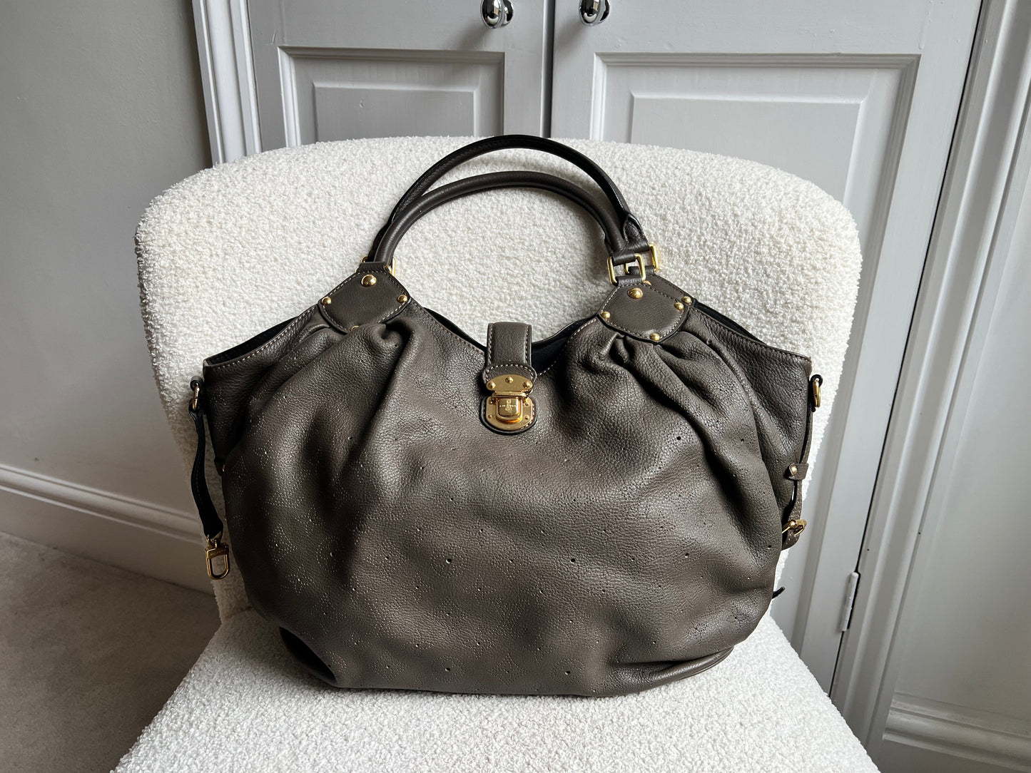 Louis Vuitton Gris Pearl Monogram Mahina Leather L Bag