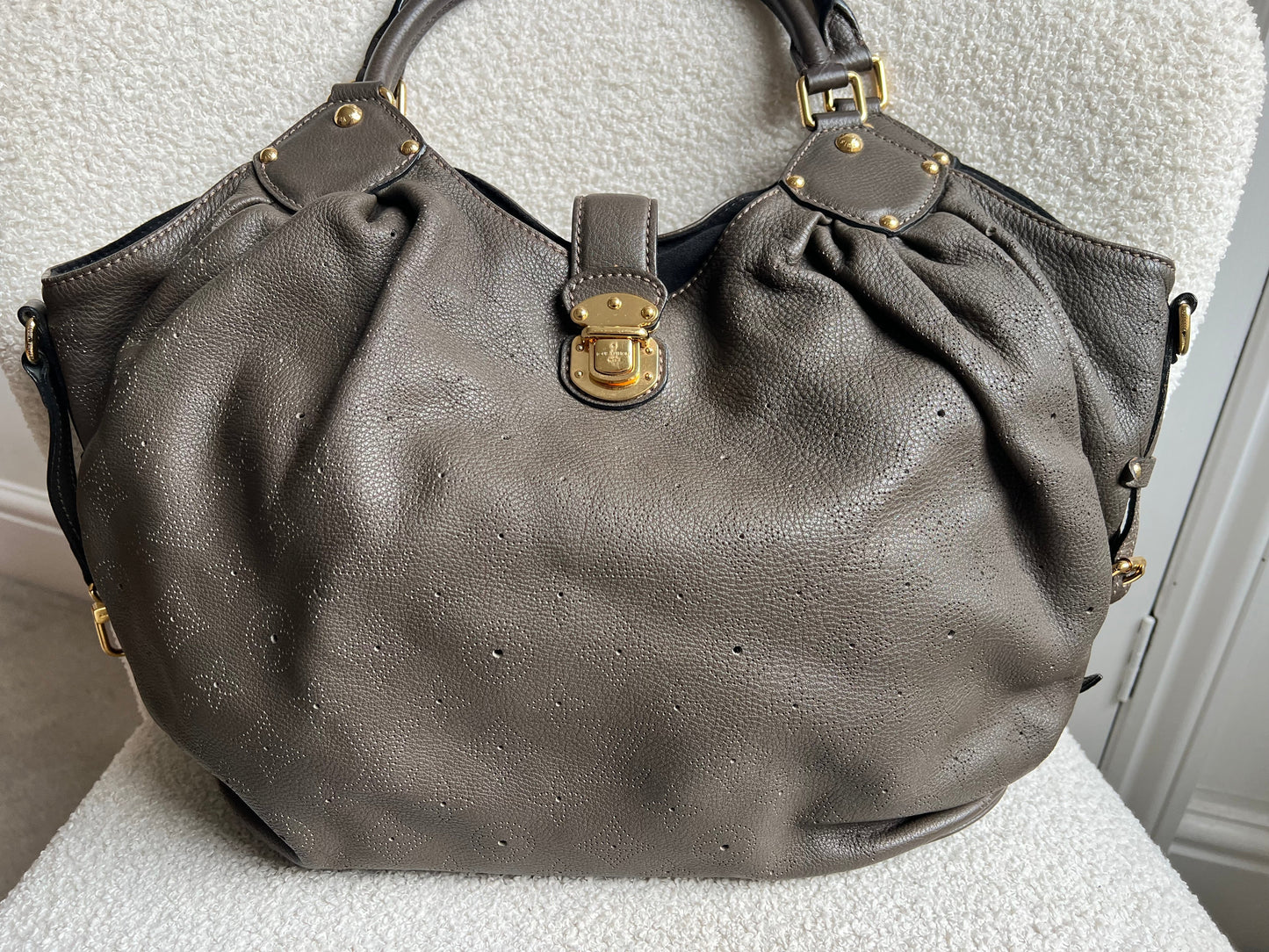 Louis Vuitton Gris Pearl Monogram Mahina Leather L Bag