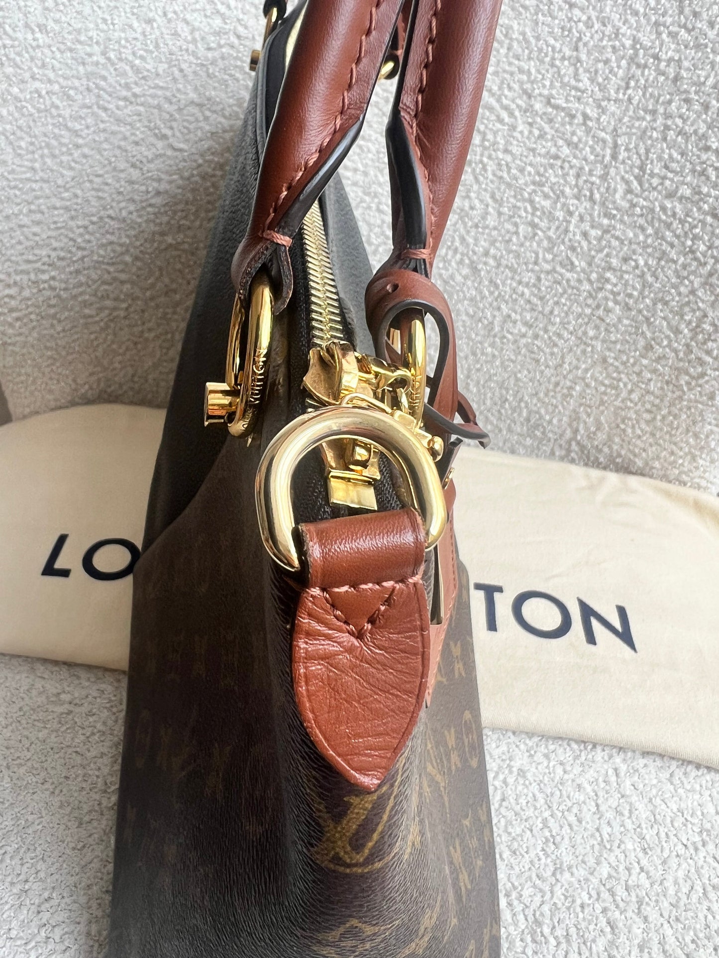 Louis Vuitton V Tote MM Tan and Monogram Canvas (RRP £1,890)