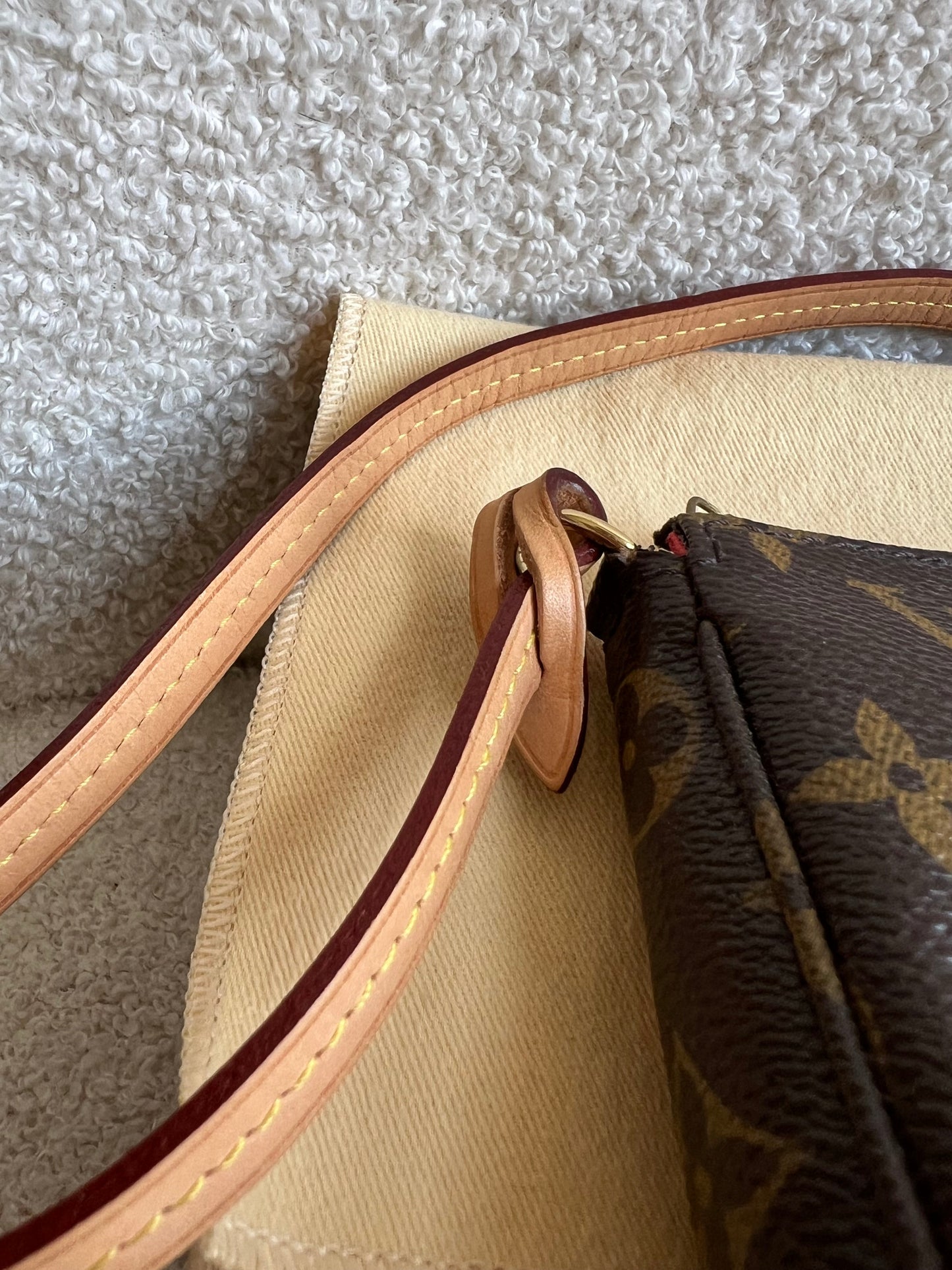 Louis Vuitton Pochette Accessoires Grenade Monogram V
