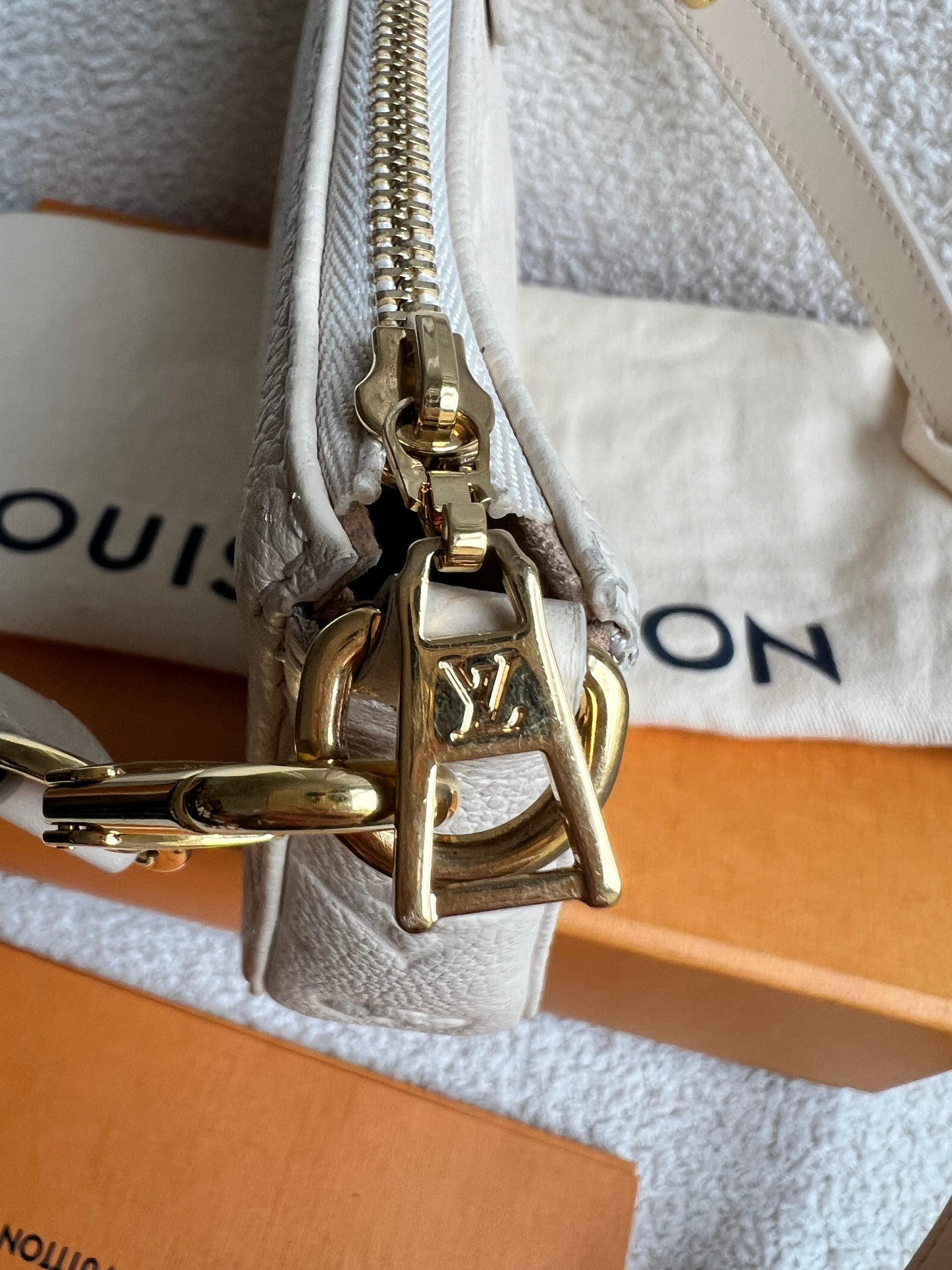 Louis Vuitton Multi Pochette Accessoires Creme Empreinte (RRP £2140)