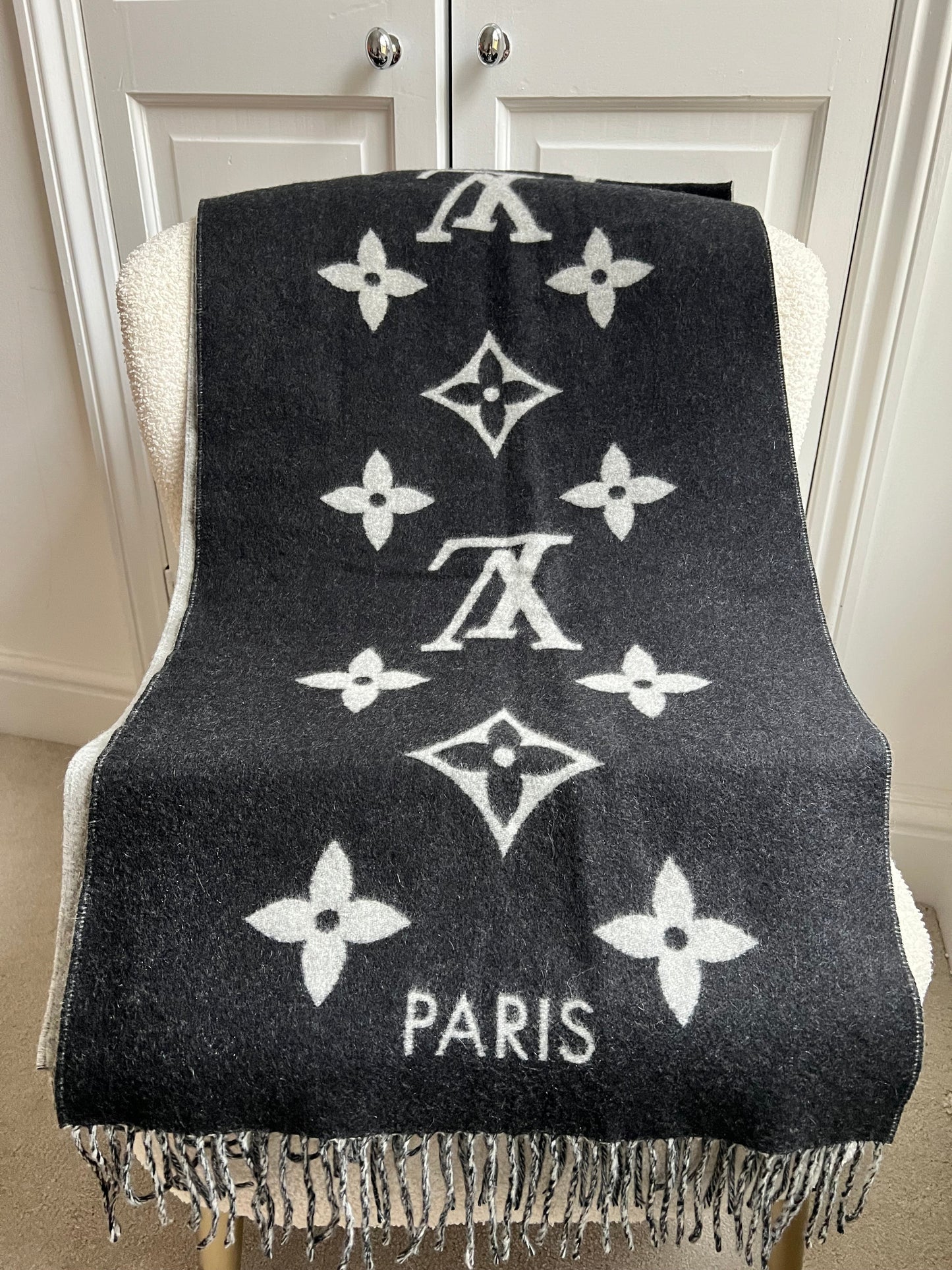 Louis Vuitton Rekyjavik Scarf Black and Grey (RRP £740)