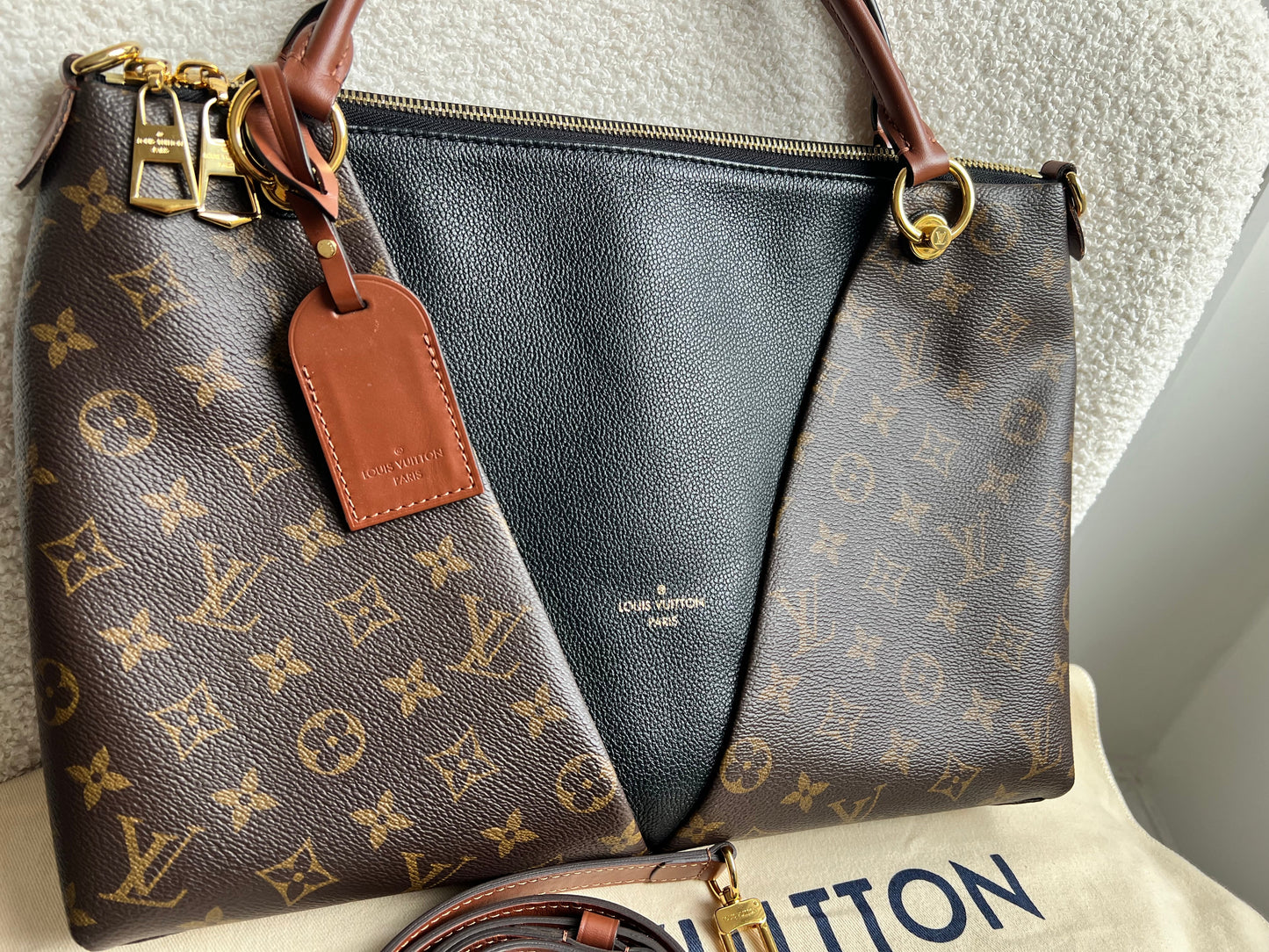Louis Vuitton V Tote MM Tan and Monogram Canvas (RRP £1,890)