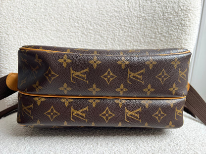 Lous Vuitton Reporter Monogram