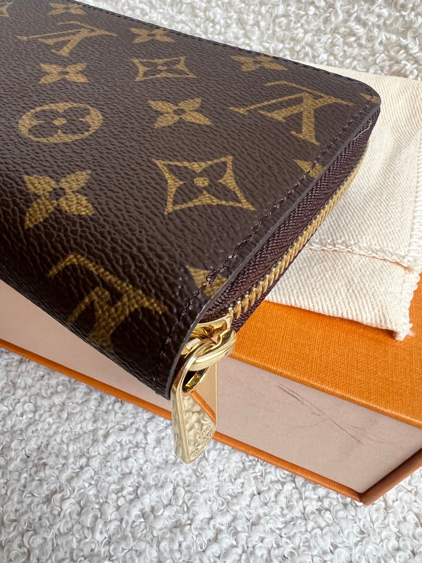Louis Vuitton Personalised “LG” Zippy Wallet in Monogram (RRP £590)