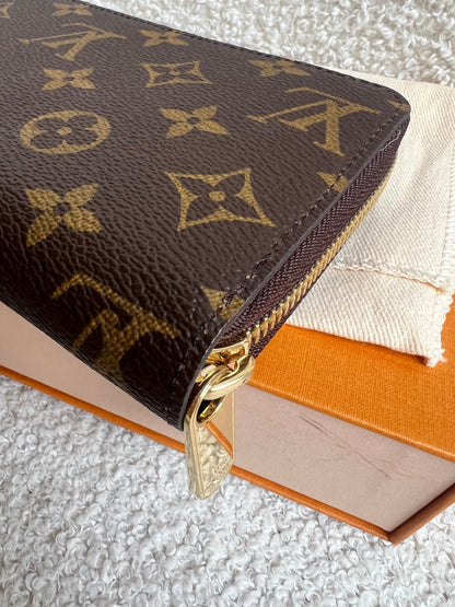 Louis Vuitton Personalised “LG” Zippy Wallet in Monogram (RRP £590)