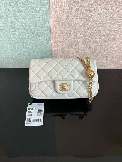 Chanel Luxury Handbag Style 70