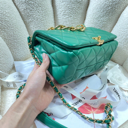 Chanel Luxury Handbag Style 421
