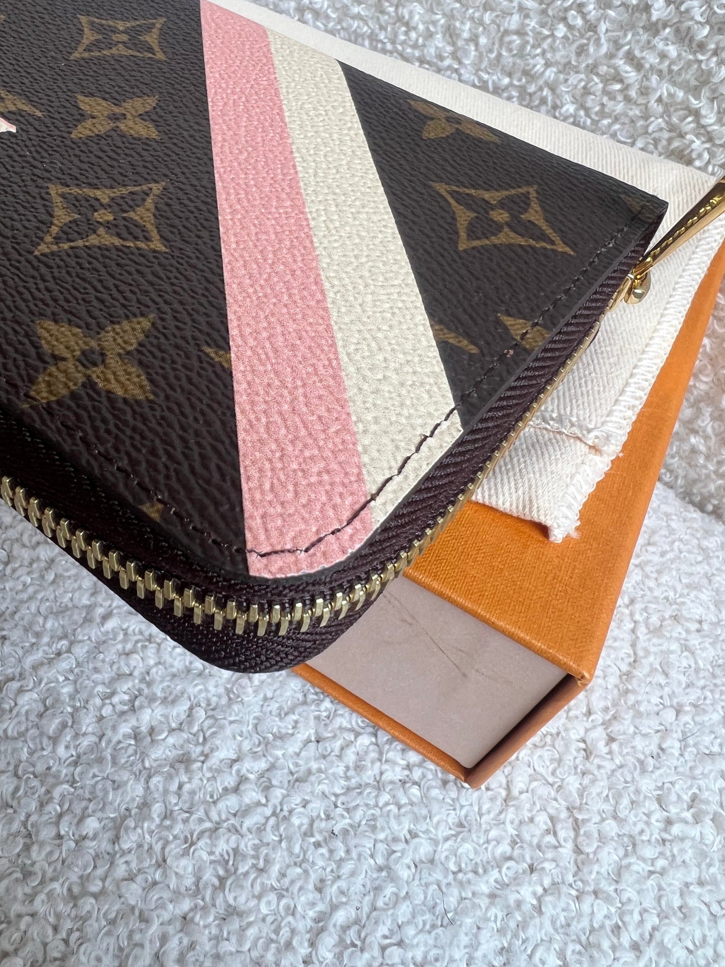 Louis Vuitton Personalised “LG” Zippy Wallet in Monogram (RRP £590)