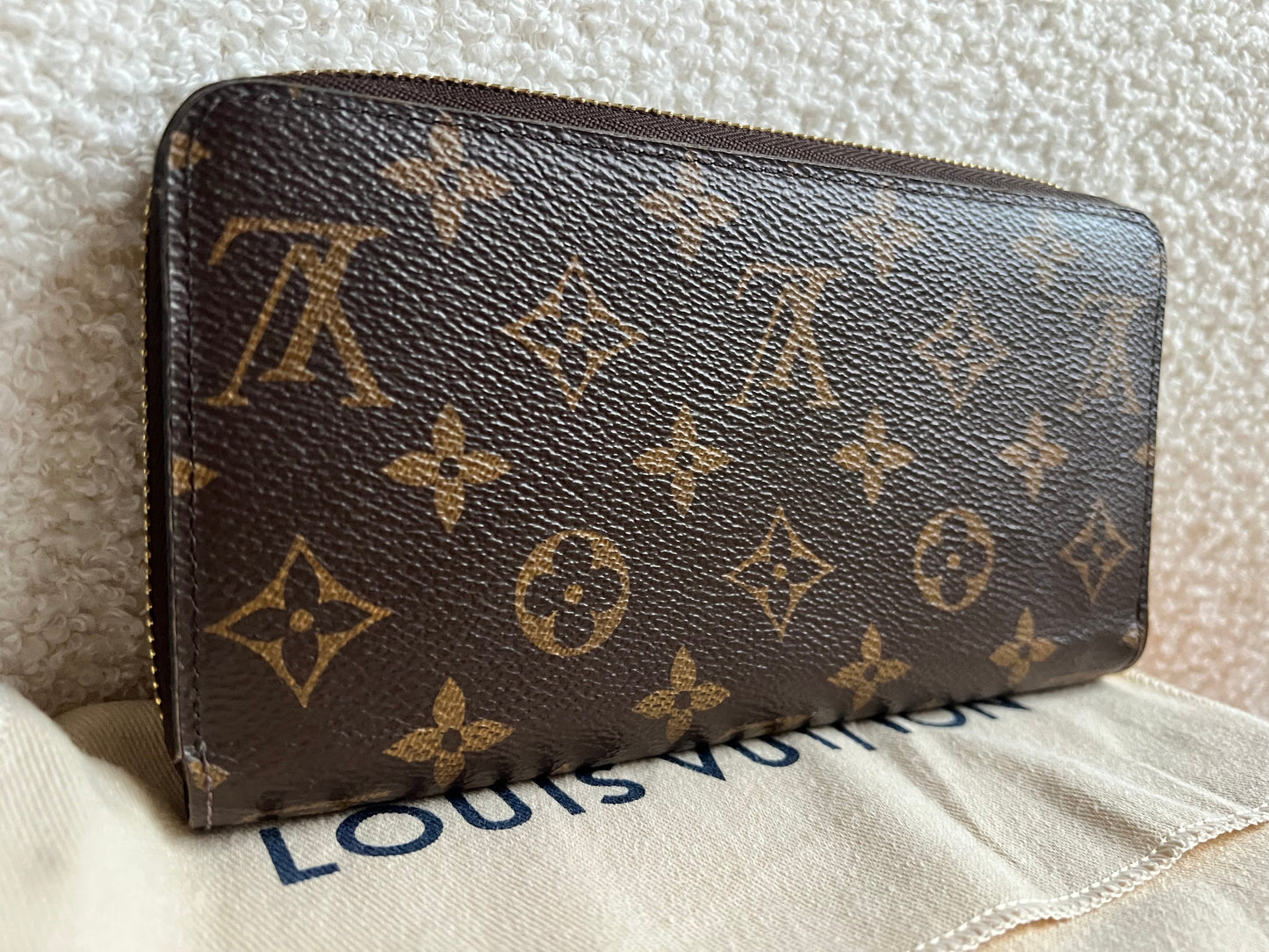 Louis Vuitton Zippy Wallet in Monogram (RRP £580)