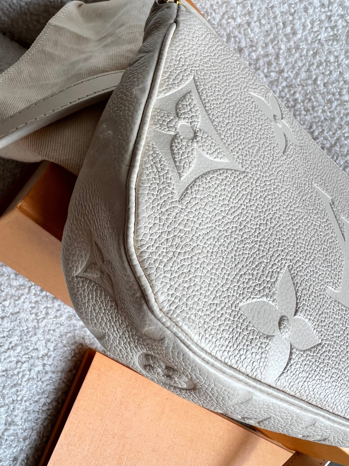 Louis Vuitton Multi Pochette Accessoires Creme Empreinte (RRP £2140)