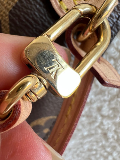 Louis Vuitton Pouch in Monogram