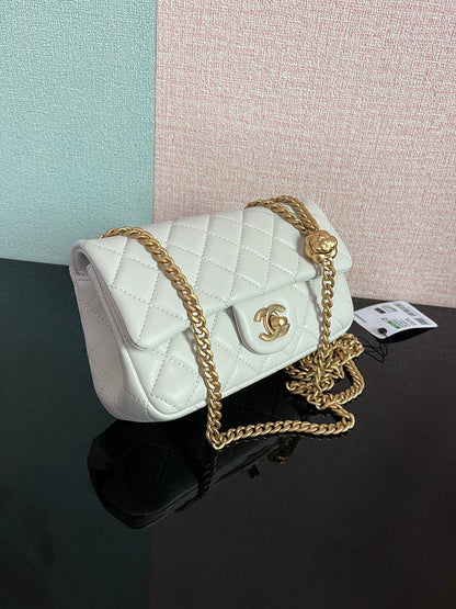 Chanel Luxury Handbag Style 70