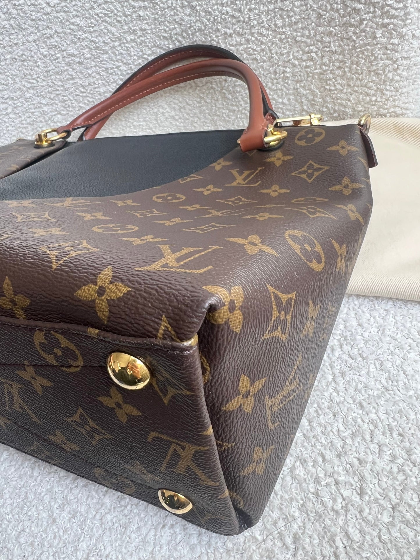 Louis Vuitton V Tote MM Tan and Monogram Canvas (RRP £1,890)