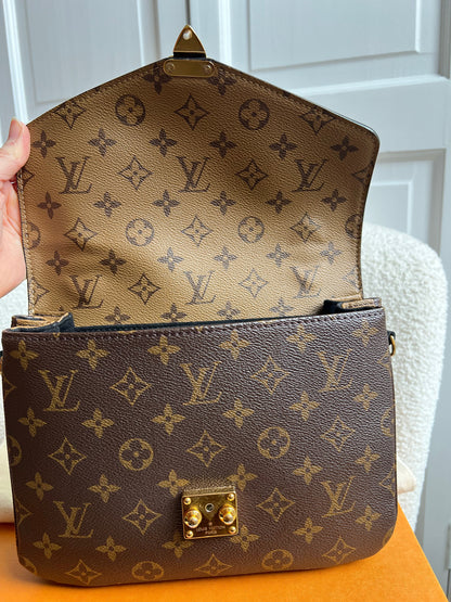 Louis Vuitton Pochette Metis Reverse Monogram (RRP £2,020)