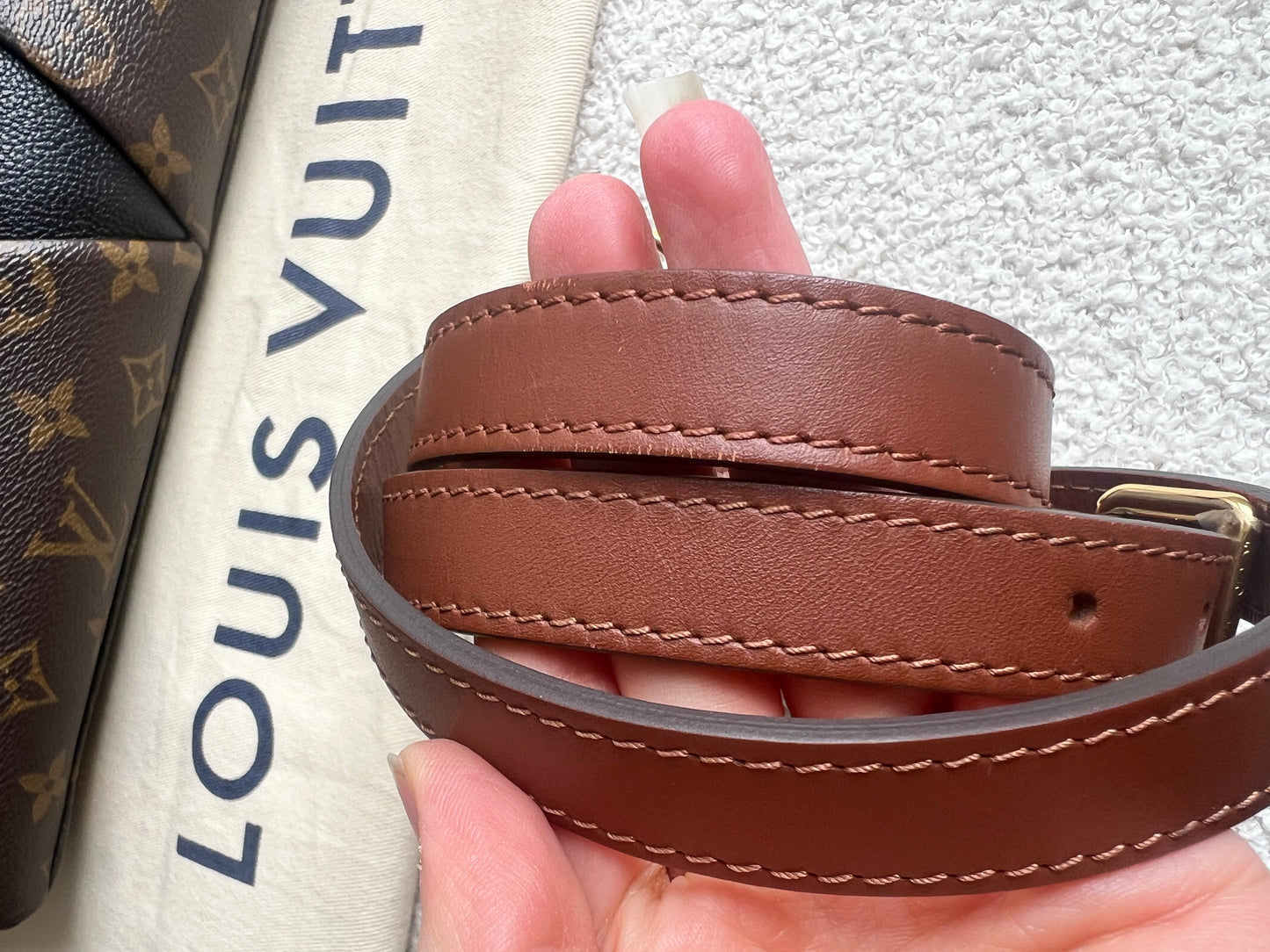 Louis Vuitton V Tote MM Tan and Monogram Canvas (RRP £1,890)