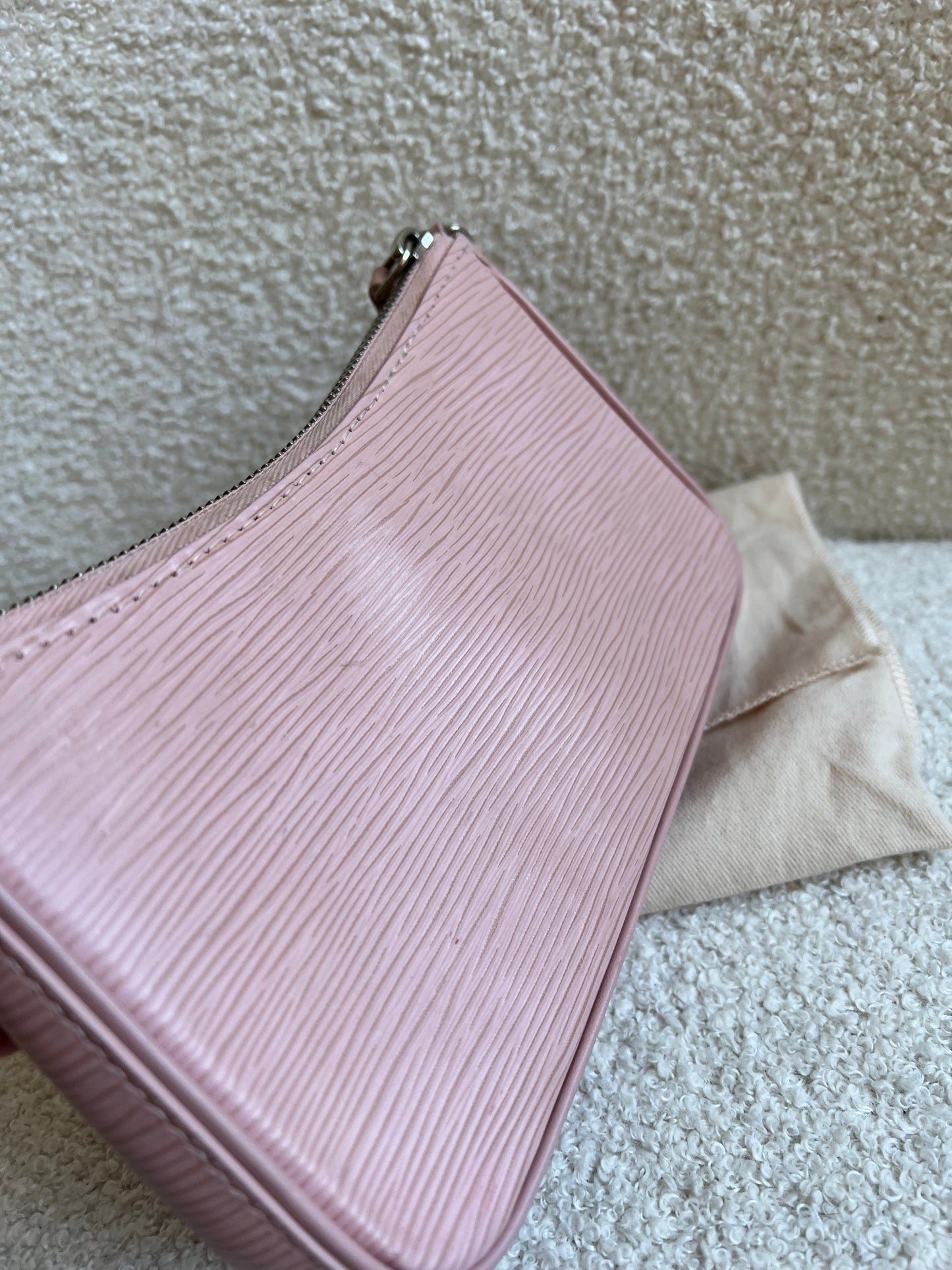Louis Vuitton Easy Pouch Rose Ballerine Epi