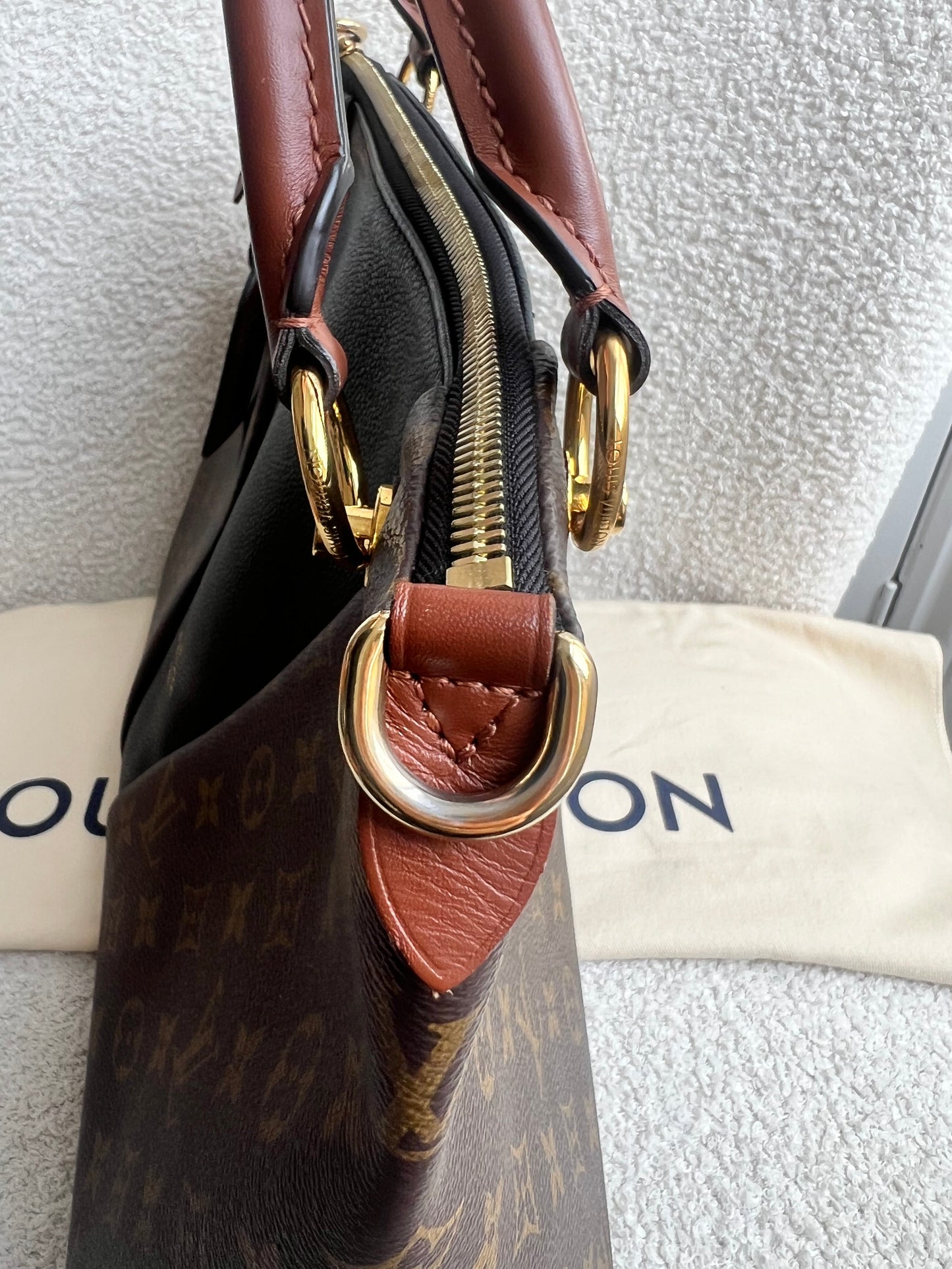 Louis Vuitton V Tote MM Tan and Monogram Canvas (RRP £1,890)