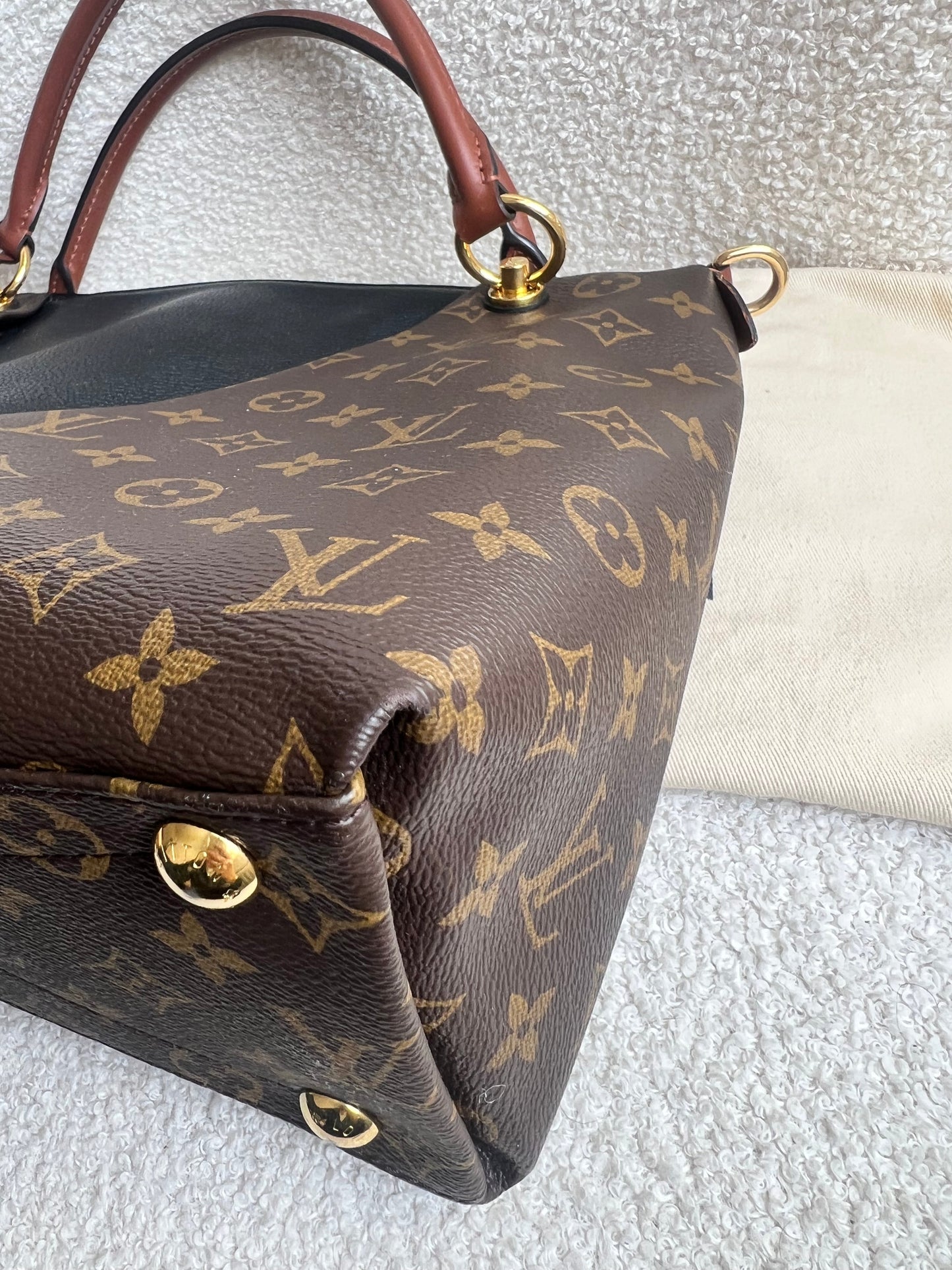 Louis Vuitton V Tote MM Tan and Monogram Canvas (RRP £1,890)
