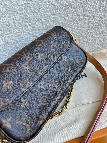 Louis Vuitton Ivy Wallet on Chain Bag Monogram Canvas (RRP £1,370)