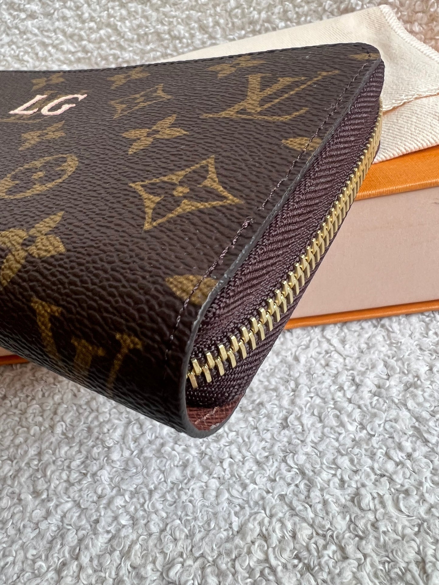 Louis Vuitton Personalised “LG” Zippy Wallet in Monogram (RRP £590)