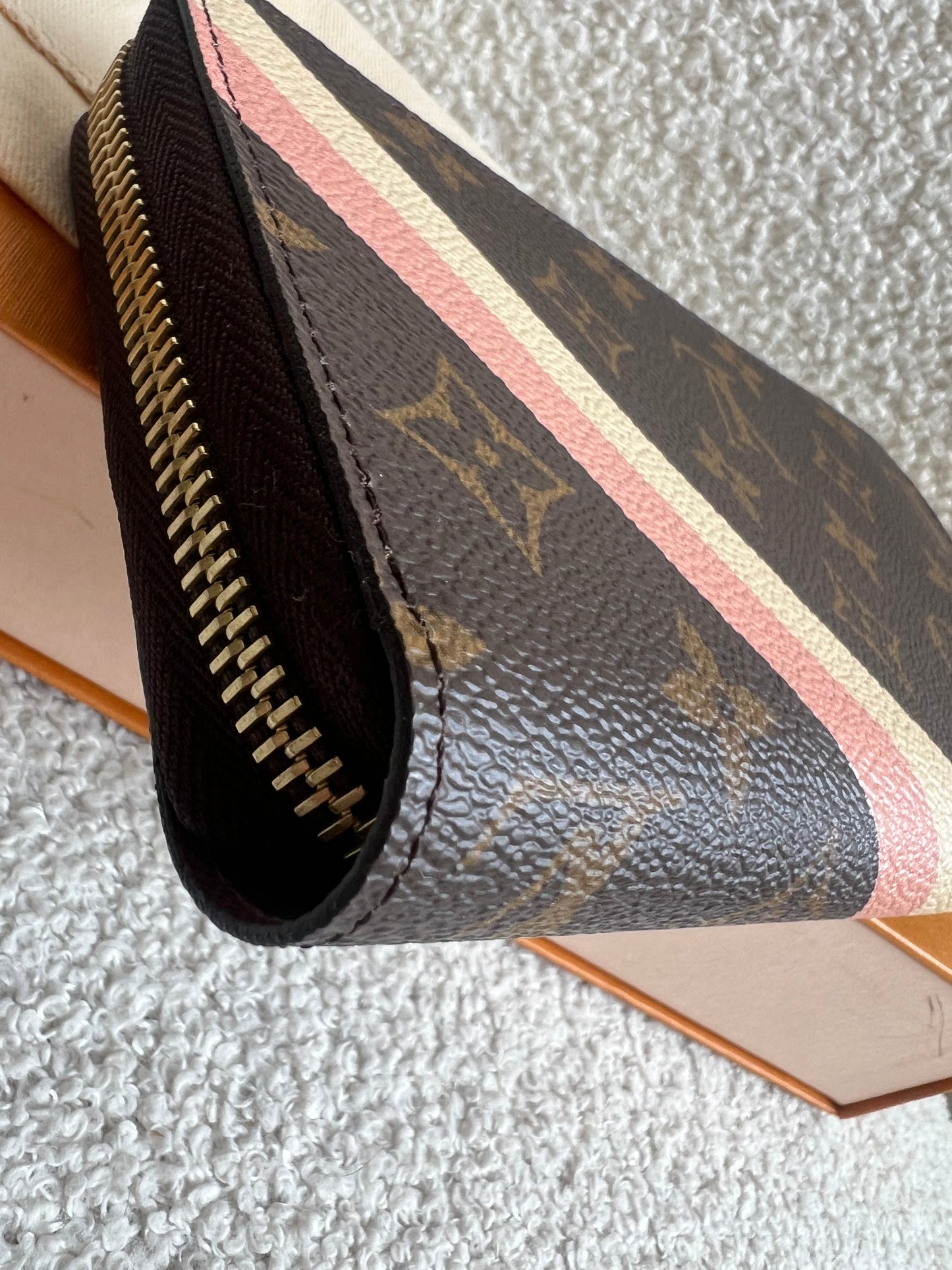 Louis Vuitton Personalised “LG” Zippy Wallet in Monogram (RRP £590)