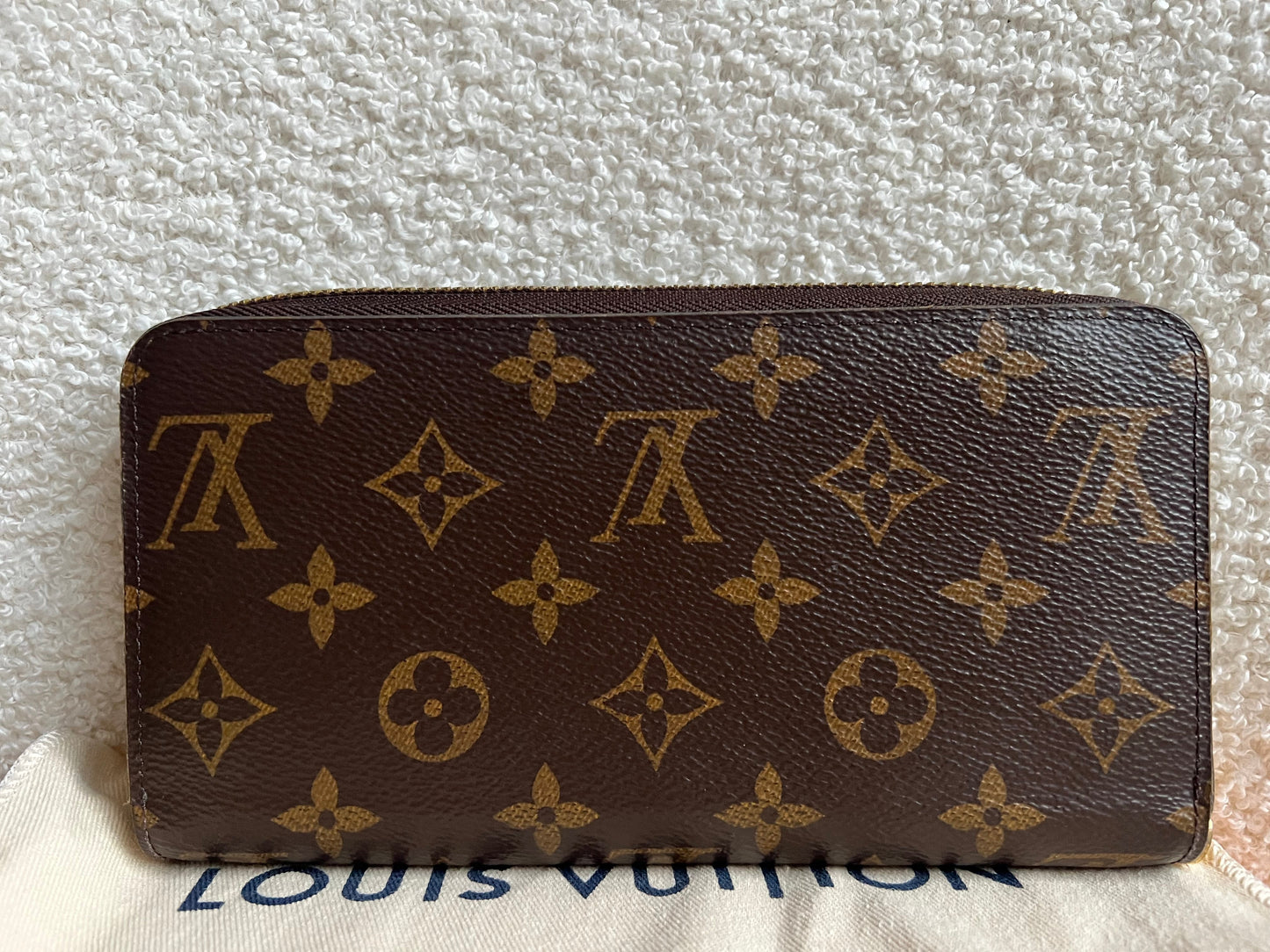 Louis Vuitton Zippy Wallet in Monogram (RRP £580)