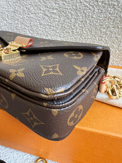 Louis Vuitton Pochette Metis East West Monogram (RRP £2,270)