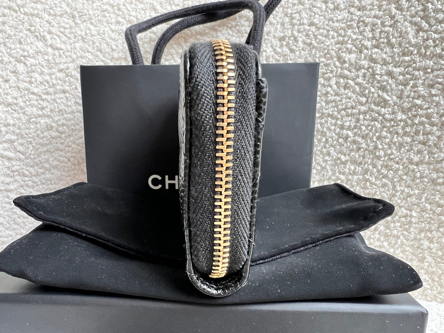 Chanel Black Quilted Caviar Zip Round Purse with Gold Hardware (RRP £550)