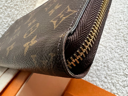 Louis Vuitton Zippy Wallet in Monogram (RRP £580)