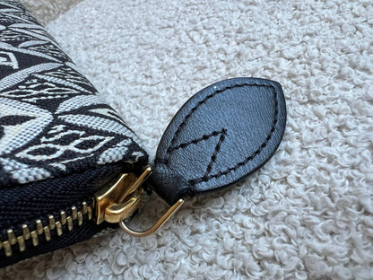 Louis Vuitton Zippy Wallet in Monogram Jacquard