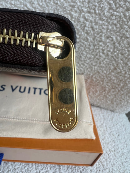 Louis Vuitton Personalised “LG” Zippy Wallet in Monogram (RRP £590)