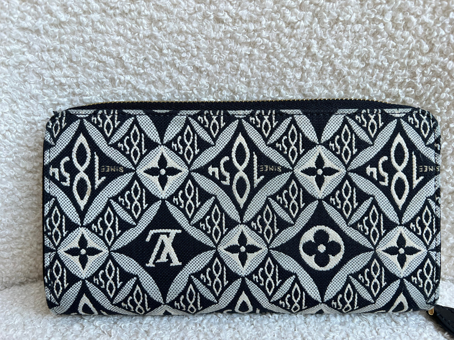 Louis Vuitton Zippy Wallet in Monogram Jacquard