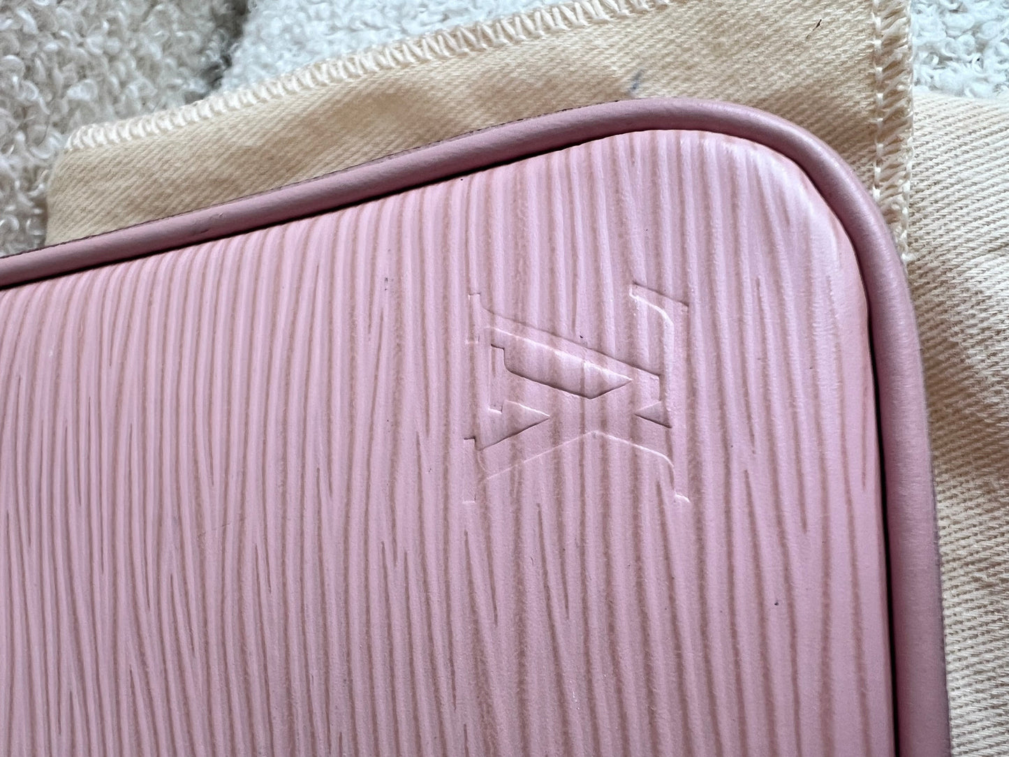 Louis Vuitton Easy Pouch Rose Ballerine Epi (RRP £1320)