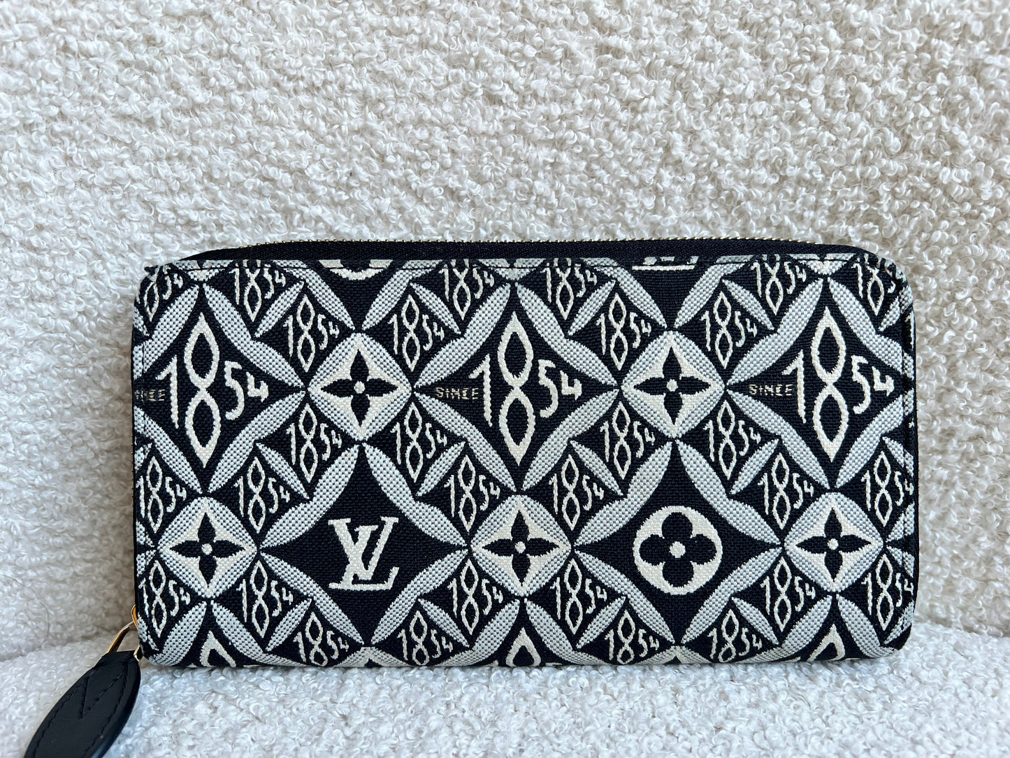 Louis Vuitton Zippy Wallet in Monogram Jacquard