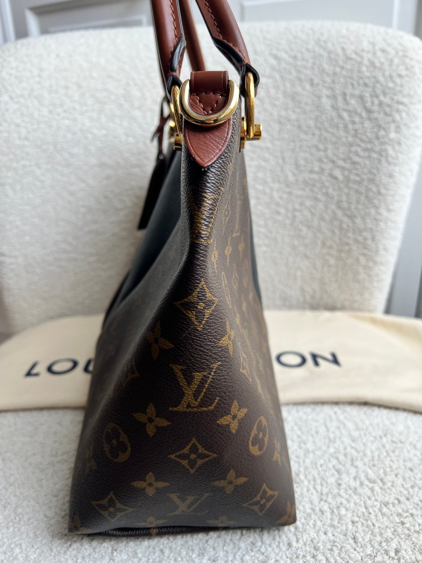 Louis Vuitton V Tote MM Tan and Monogram Canvas (RRP £1,890)