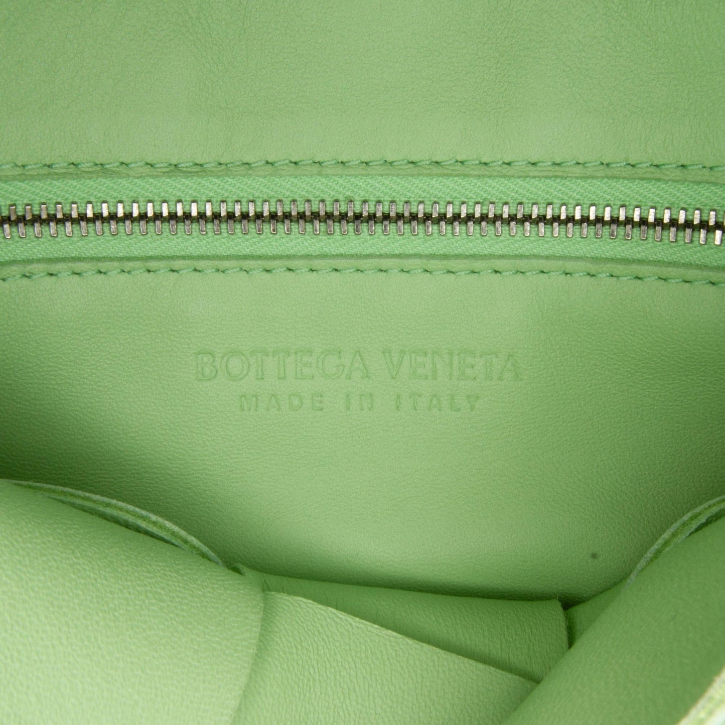Bottega Veneta Intrecciato Cassette Crossbody (MLB-IraooB)