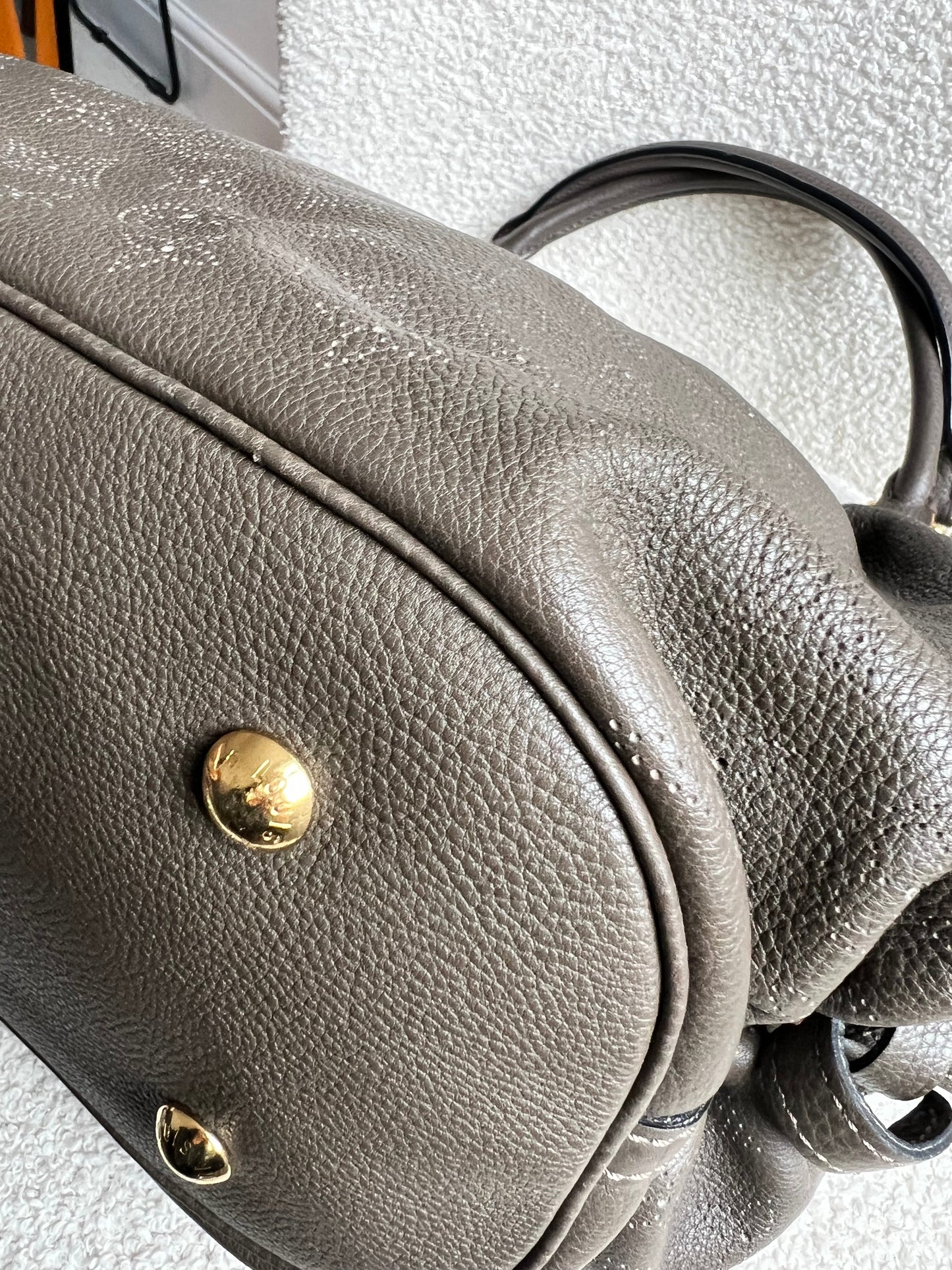 Louis Vuitton Gris Pearl Monogram Mahina Leather L Bag