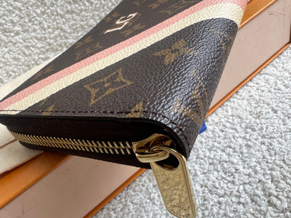 Louis Vuitton Personalised “LG” Zippy Wallet in Monogram (RRP £590)