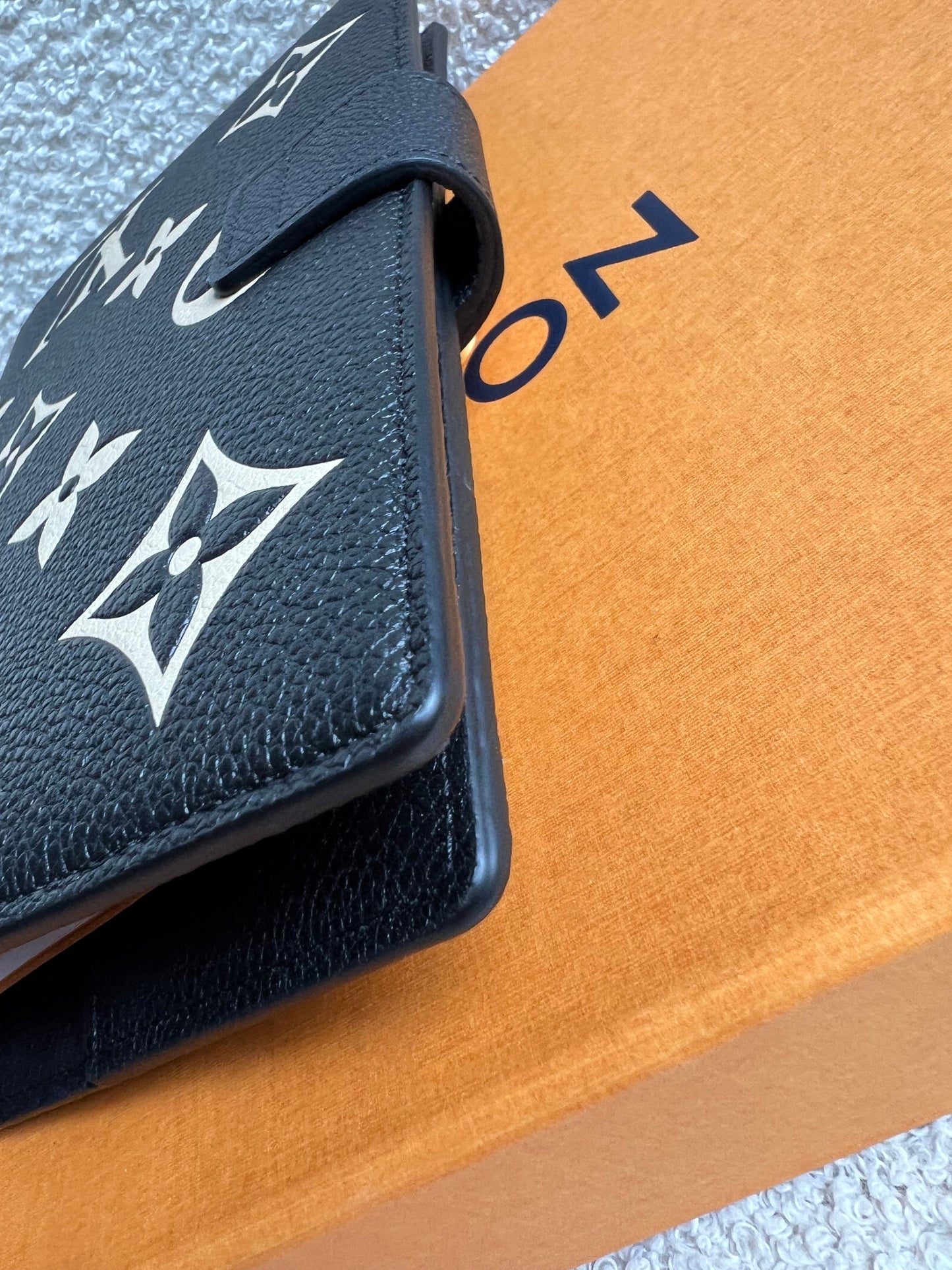 Louis Vuitton Notebook Cover Paul MM in Bicolour Giant Monogram