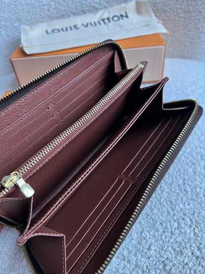 Louis Vuitton Zippy Wallet in Monogram (RRP £580)
