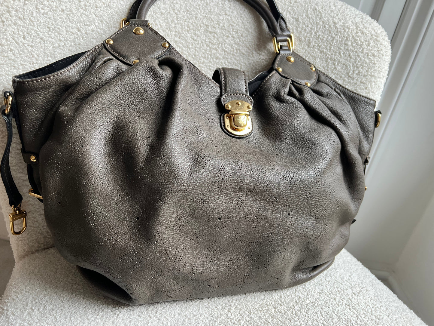 Louis Vuitton Gris Pearl Monogram Mahina Leather L Bag