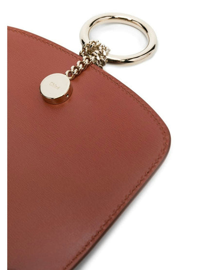 CROSSBODY ARLENE S MARRON LOGO DORADO
